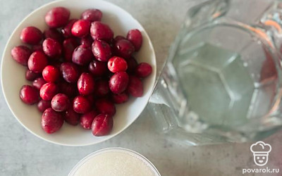 Возьмем сливу, сахарный песок, воду и чистую тару для готового варенья.