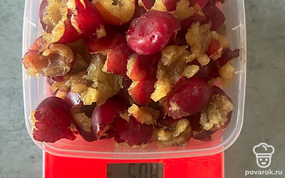 Достаем косточки из сливы.