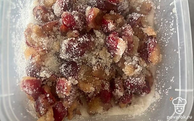 Смешиваем сливу и сахарный песок, оставляем на два часа. Переодически перемешиваем. Ждем, когда слива даст сок.