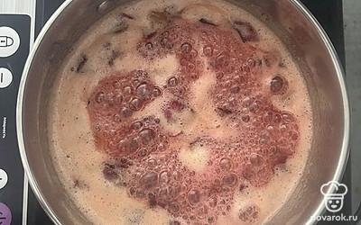 Перекладываем сливы в кастрюлю. Можно добавить воду (по желанию), тогда варенье получиться менее густым. Но я этого не делаю. Доводим до кипения. Уменьшаем огонь и варим 7 минут. Переодически перемешиваем, пенку не снимаем. Снимаем варенье с огня и даем остыть.