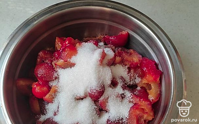 Сливы чистим и засыпаем сахаром.