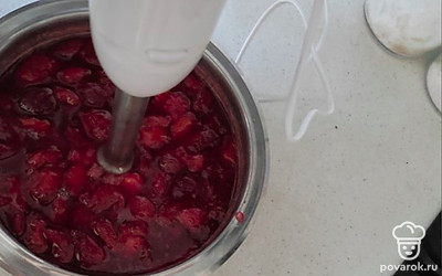 Пробиваем варенье блендером до однородности.