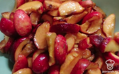 Нектарины помыть, нарезать на дольки среднего размера. 