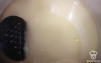 В кастрюлю — я брала алюминиевую — выкладываем сахар и добавляем воду. Доводим смесь на плите до растворения сахара.