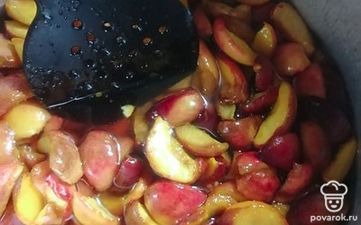 В этот горячий сироп выкладываем нектарины. Аккуратно перемешиваем и оставляем часов на 8. Через восемь часов ставим кастрюлю на огонь и доводим фрукты в сиропе до кипения, аккуратно помешивая. Огонь выключаем и оставляем варенье еще на часов восемь, чтобы дольки пропитались сиропом.