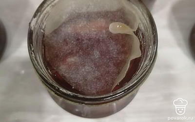 Ставим кастрюлю на огонь, доводим варенье до кипения и провариваем 10 минут. Варенье раскладываем в чистые стерилизованные банки. 