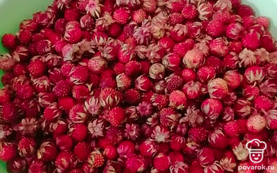 Клубнику переберем от мусора и чашелистиков. Чашелистики можно оставить, но лично мне больше нравится без них. Хотя есть мнение о том, что клубника с чашелистиками полезнее. Поэтому решать вам, убирать их или нет.