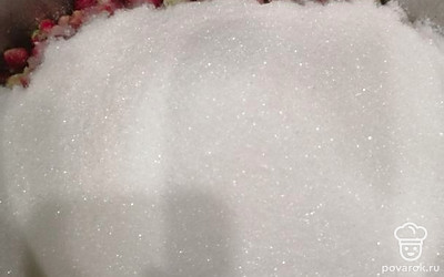 Кладем ягоды клубники в кастрюлю, я использую алюминиеву. Засыпаем ягоды сахаром, используем половину нормы. Добавляем 150 миллилитров воды. Убираем кастрюлю с ягодами на ночь, чтобы ягоды дали сок.