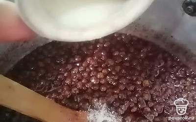 Ставим кастрюлю на огонь. Досыпаем оставшуюся часть сахара. Нагреваем, перемешивая, до закипания. Огонь выключаем и оставляем остывать. Процедуру нагревания и остывания повторяем два раза. За это время ягодки пропитаются сиропом и не потеряют свою форму.
