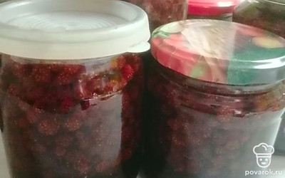 Варенье горячим раскладываем по стерилизованным банкам. Закрываем железной или капроновой крышкой. Ягоды, конечно, уже пропитались сахаром и варенье можно есть сразу же после остывания.