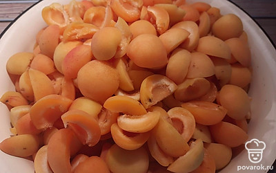 Абрикосы помыть и удалить косточки. 