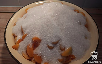 Засыпать сахаром и дать постоять часа 3-4, чтобы выделился сок.