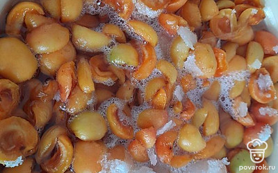 Поставить емкость с фруктами на плиту, довести до кипения. Убавить огонь на минимум и, периодически помешивая, варить три часа. Достаточно полного закипания и растворения сахара. Чем дольше томите, тем гуще варенье.