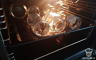 Банки для варенья простерилизовать в духовке 5 минут при 140 градусах. Крышки прокипятить в воде.