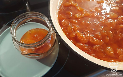 Горячее варенье разлить по банкам, плотно закрыть. Банки перевернуть, чтобы исключить протекание.