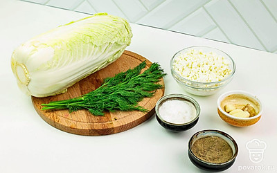 Аккуратно отделите 5 листов пекинской капусты от кочерыжки. Укроп и листья пекинской капусты ополосните и просушите бумажным полотенцем. Чеснок очистите.