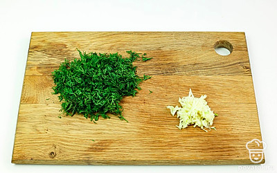 Чеснок натрите на мелкой терке. Укроп порубите мелко.