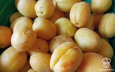 Абрикосы промыть и просушить.