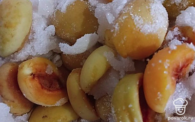 Плоды разрезать и смешать с сахаром.