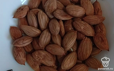 Вынуть из косточек ядра абрикоса, ошпарить и очистить их.