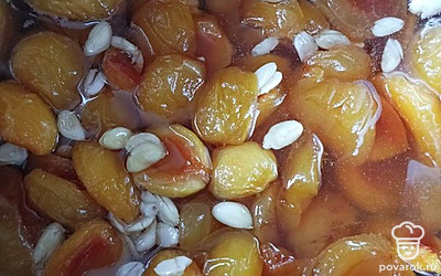 Периодически помешивая, довести до кипения. За 10 минут до готовности добавить ядра, перемешать.