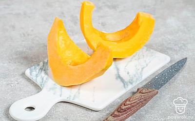 Тыкву очистите от кожуры, внутренних волокон и семечек.