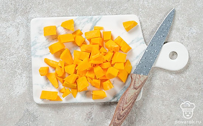 Нарежьте тыкву маленьким кубиком — чем мельче, тем лучше.