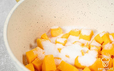  Положите тыкву в кастрюлю и засыпьте сахаром.