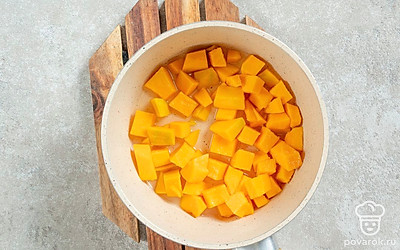 Перемешайте кусочки тыквы с сахаром и оставьте на 3 часа. Должен выделиться сок.