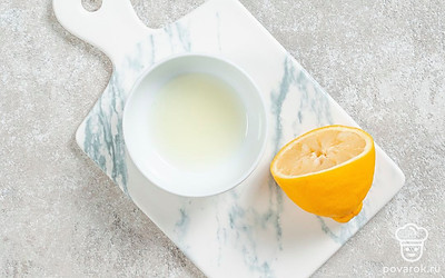 Из лимона выжмите сок руками или при помощи соковыжималки.