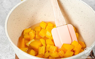  Добавьте лимонный сок в тыкву и перемешайте.