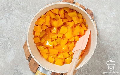Поставьте кастрюлю с тыквой на огонь. Доведите до кипения и варите на слабом огне еще 5 минут.