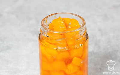 Переложите варенье в банку.