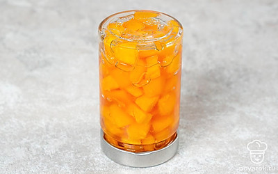 Плотно закройте банку крышкой, переверните вверх дном и оставьте так до полного остывания.