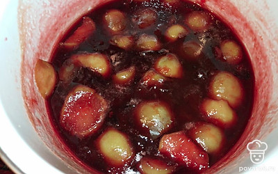 Варить сливу с грушей и сахаром 35 минут, помешивая.