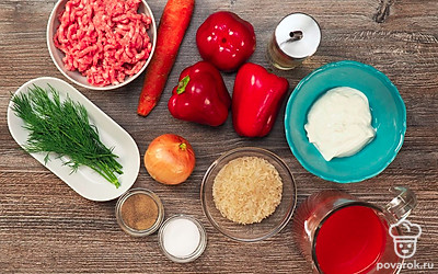 Промойте свинину и пропустите мясо через мясорубку. Рис проварите в течение 20 минут. Вымойте овощи, очистите лук и морковь, извлеките семена из перца. Измельчите луковицу и морковь.