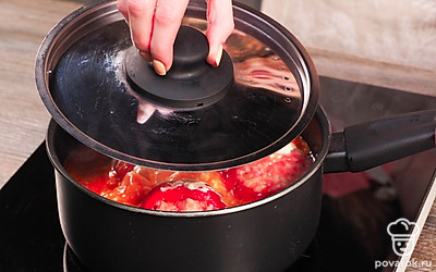 Потушите перцы. В кастрюлю добавьте растительное масло и выложите туда фаршированные перцы. Сметану смешайте с томатным соком и влейте в кастрюлю. Доведите массу до кипения, после этого убавьте огонь и тушите блюдо под крышкой на слабом огне 45 минут.