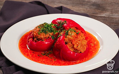 Готовые перцы подавайте со сметаной и измельченным свежим укропом.