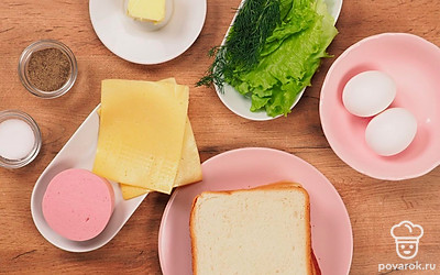 Расположите удобно все продукты. Нарежьте максимально тонко сыр и колбасу. Вымойте яйца. Подготовьте сковороду.