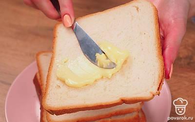 Подготовьте тосты. Смажьте хлебные ломтики сливочным маслом (тонким слоем) с внутренней стороны будущих сэндвичей.