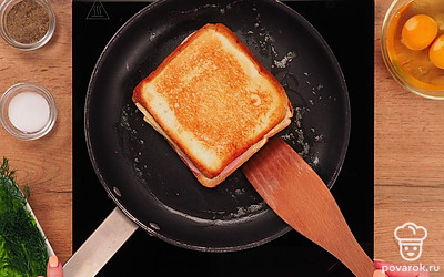 Слегка смажьте разогретую сковороду сливочным маслом. Прожаривайте каждый сэндвич на сковороде около 1-2 минут до румяного цвета и хрустящей корочки.