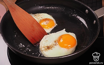 Уберите готовые сэндвичи со сковороды, добавьте в нее же оставшееся сливочное масло и быстро приготовьте на нем глазунью из двух яиц.