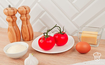 Помойте помидоры и зелень, приготовьте все продукты на столе, для удобства.