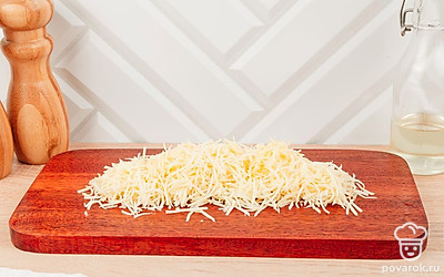 Приготовление начинки. Для этого на крупной или мелкой терке (на ваше предпочтение) натрите сыр.