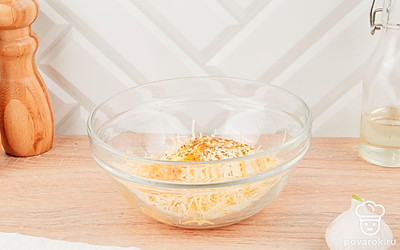 Переложите натертый сыр в глубокую емкость, добавьте к нему майонез и яйцо, по вкусу добавьте соль и перец (либо другие специи на ваш выбор).