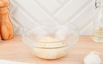 Пропустите чеснок через пресс, добавьте в начинку, перемешайте до однородной массы.