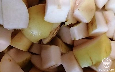 Грушу порезать ломтиками. 
