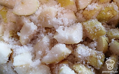 Засыпать сахаром и подождать, пока она даст сок.