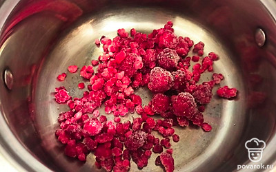 В кастрюлю выложите малину.