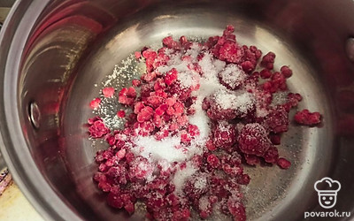 Присыпьте сахаром и варите на минимальном огне.